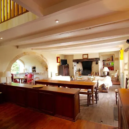 Les Maisons D'en & Piscine A Debordement Chauffee Holiday home *