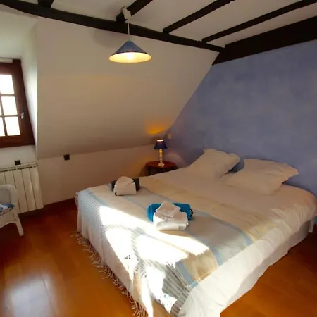 Les Maisons D'en & Piscine A Debordement Chauffee Holiday home *